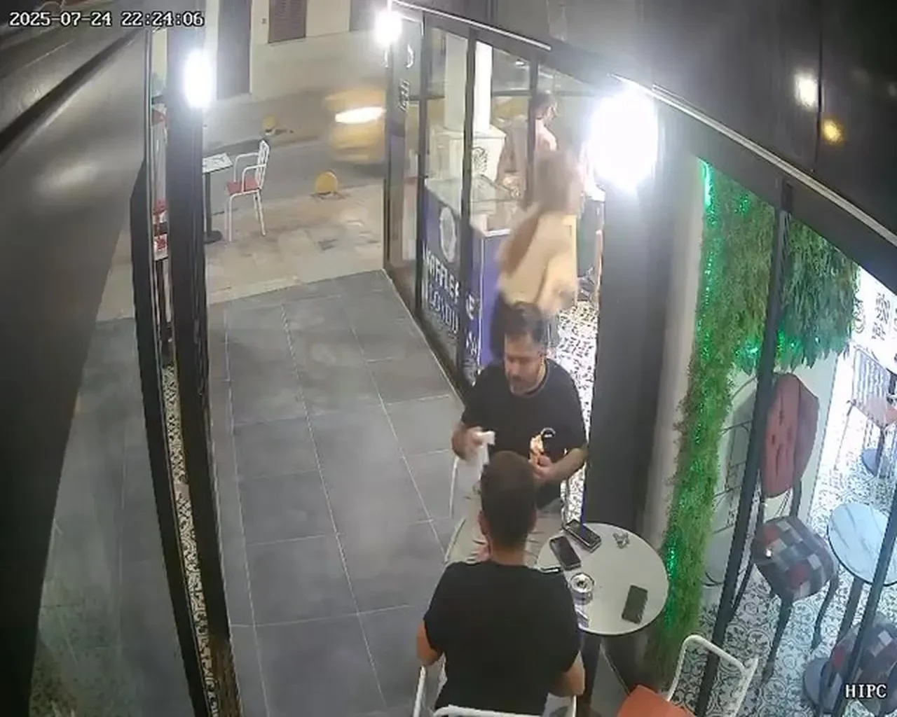 Cam kapıyı fark etmedi, kapıya böyle çarptı!