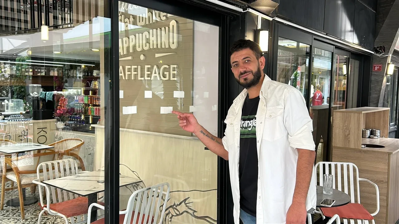 Cam kapıyı fark etmedi, kapıya böyle çarptı!