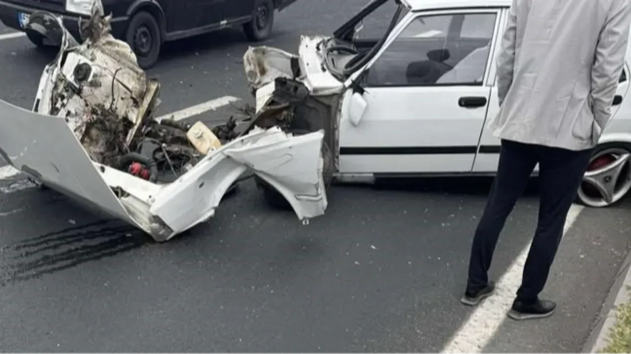 Direğe çarpan araba ikiye bölündü! Motoru metrelerce uzağa fırladı