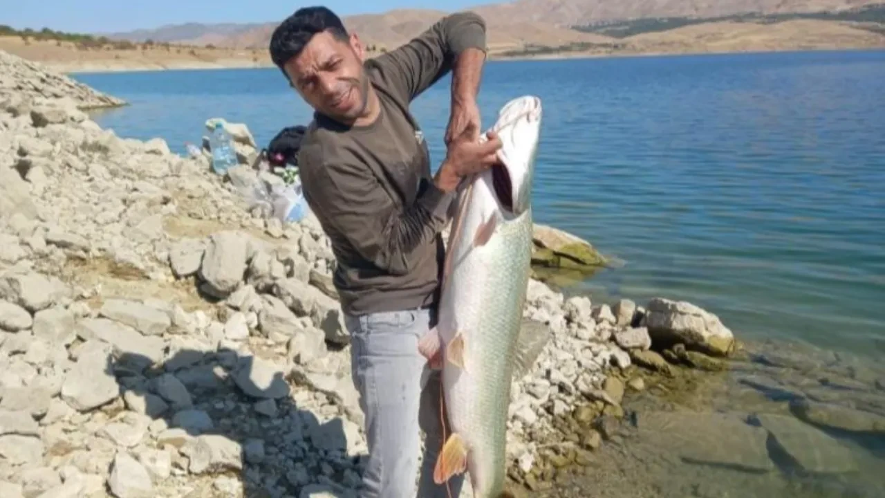 Elazığ’da amatör balıkçı 22 kiloluk turna yakaladı