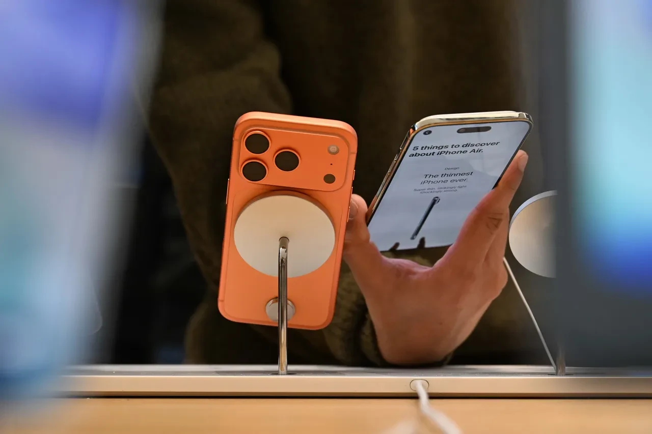 iOS 26.1 tarihi belli oldu m? Apple Intelligence Türkçe için geri sayım