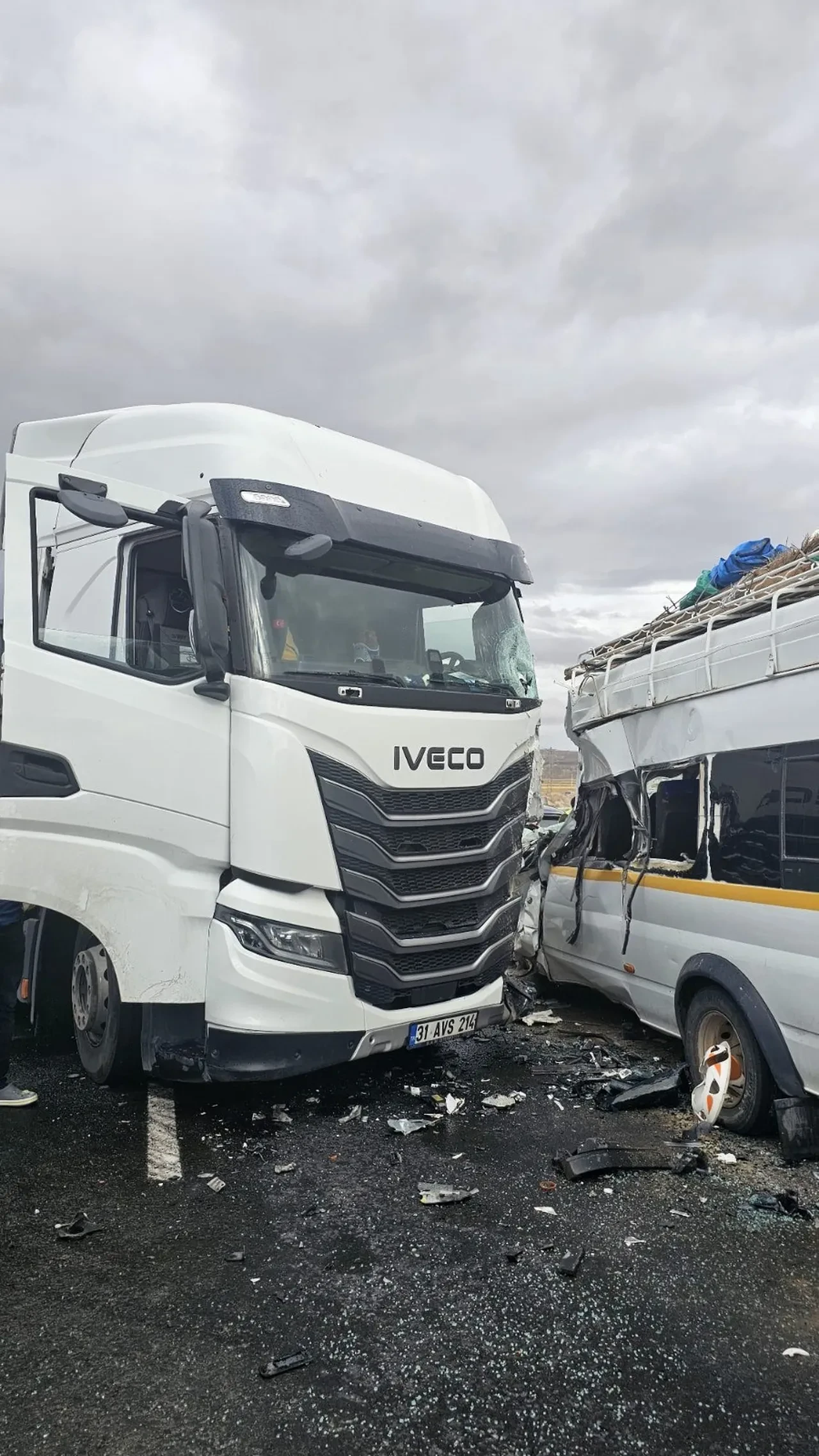 İşçileri taşıyan minibüs tırla çarpıştı: 9 yaralı