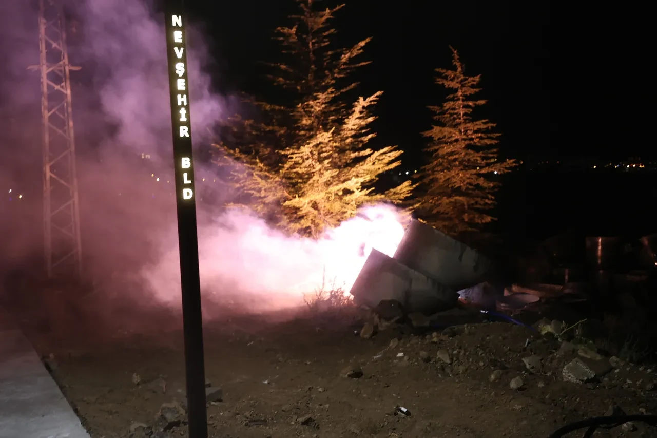 Islanan kablo alev topuna döndü! Mahalleli sokağa döküldü