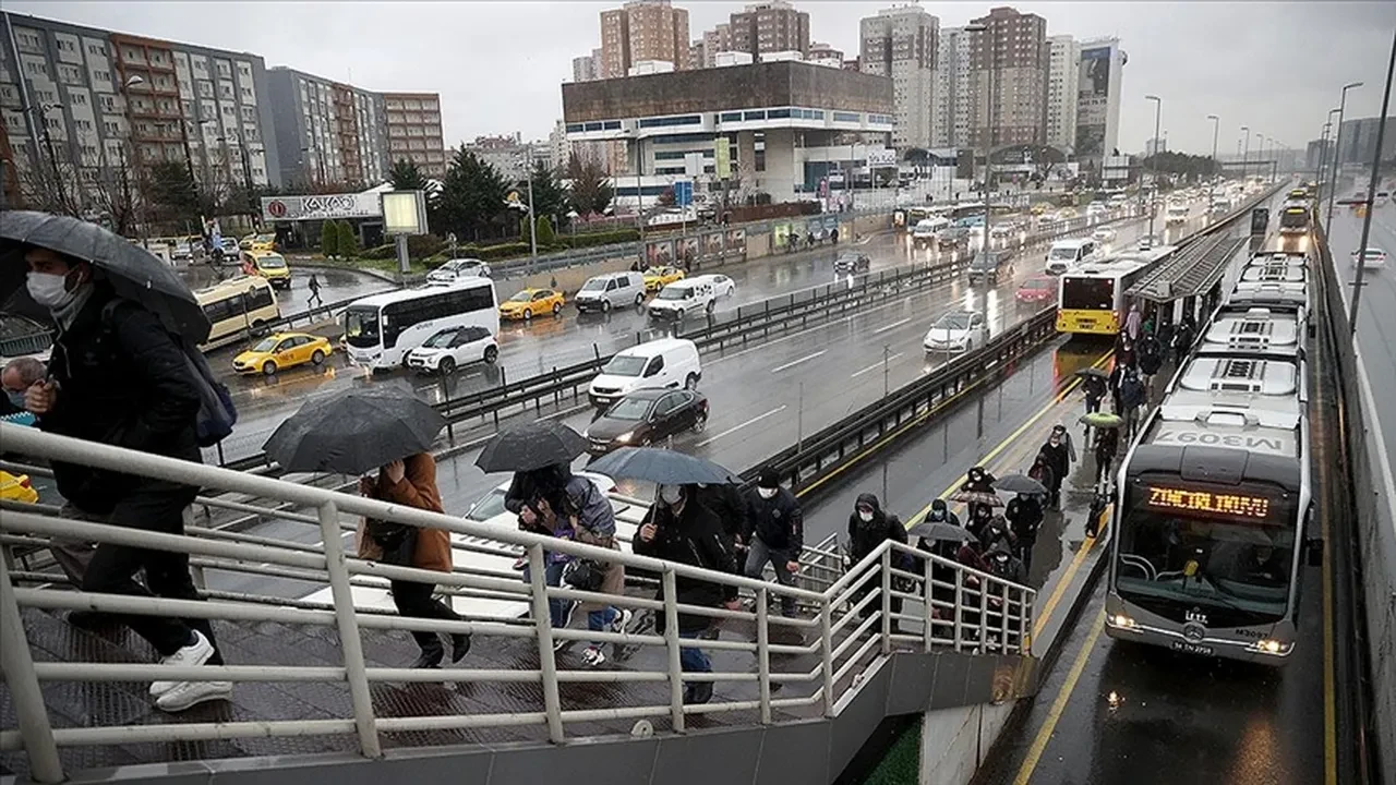 İstanbul'da sağanak hayatı felç etti! Trafik kilitlendi: Yola çıkacaklar dikkat