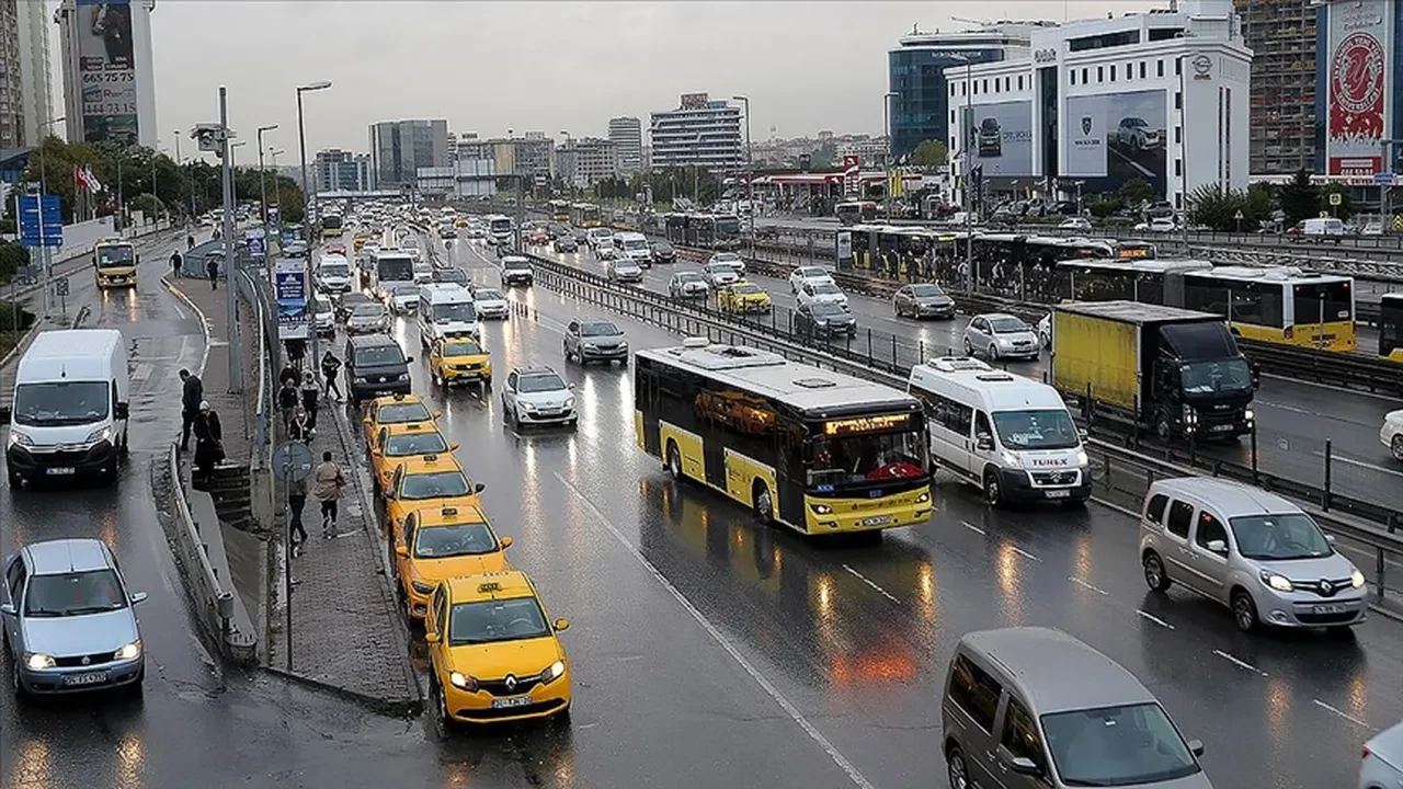 İstanbul'da sağanak hayatı felç etti! Trafik kilitlendi: Yola çıkacaklar dikkat