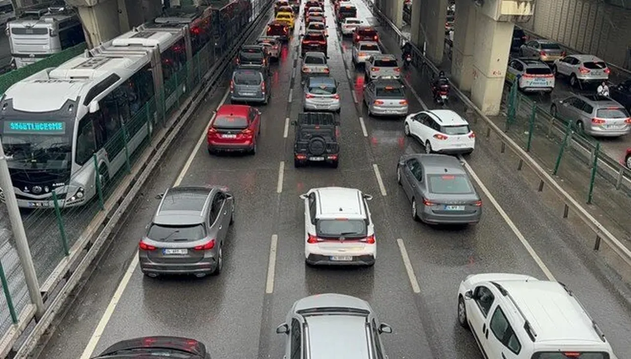İstanbullular dikkat! Mesai çıkışı sağanak yağış trafiği kilitledi