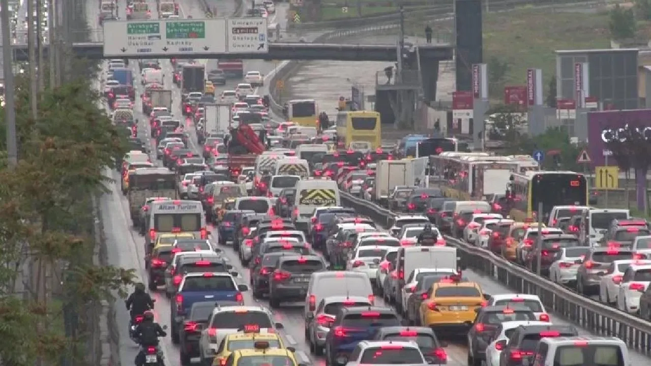 İstanbullular dikkat! Mesai çıkışı sağanak yağış trafiği kilitledi
