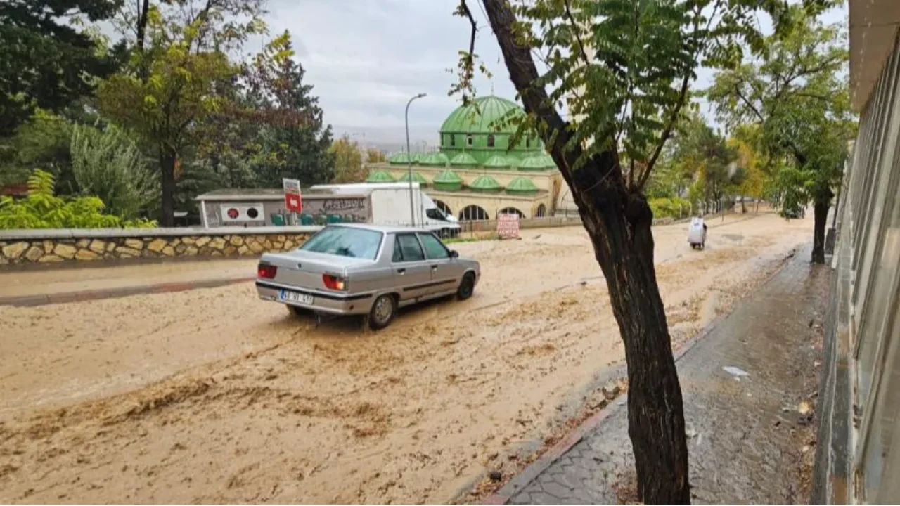 Kahramanmaraş’ta sağanak etkili oldu, su taşkınları yaşandı