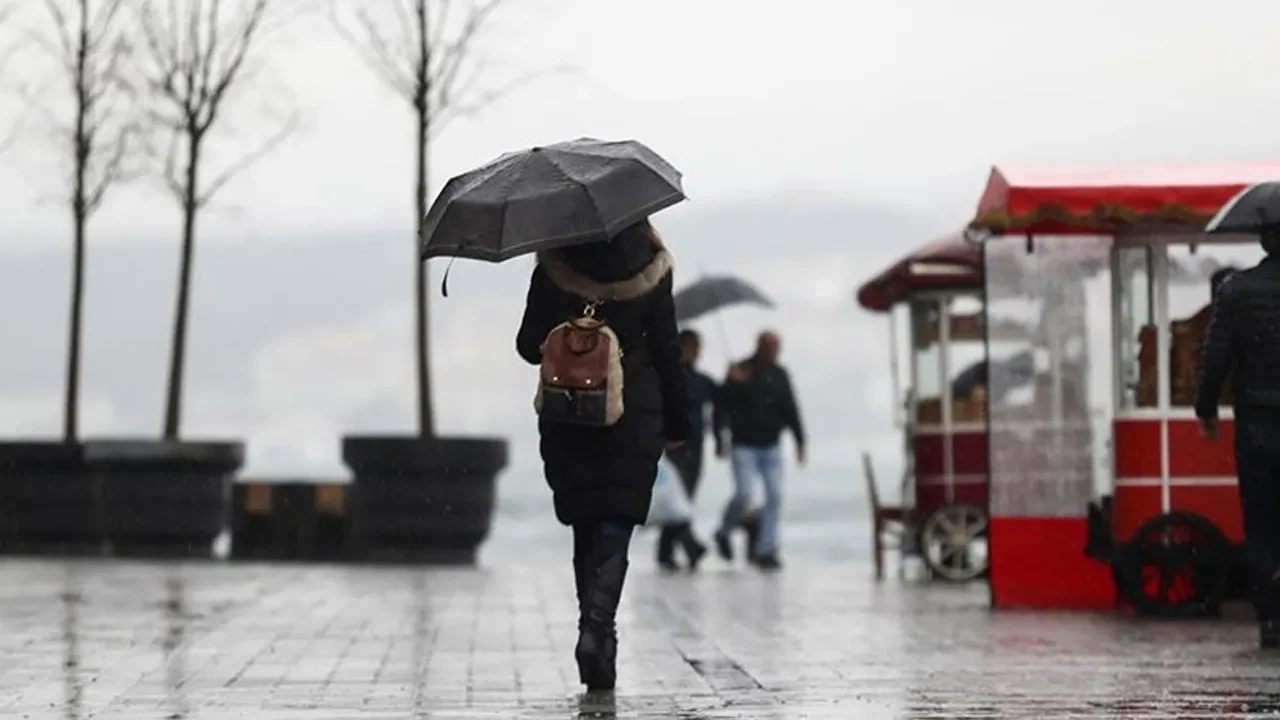 Kara bulutlar İstanbul'u terk etmeyecek! AKOM'dan sağanak uyarısı 