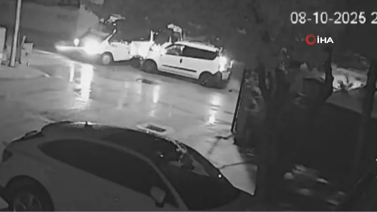 Minibüsle ile hafif ticari araç çarpıştı! O anlar kamerada