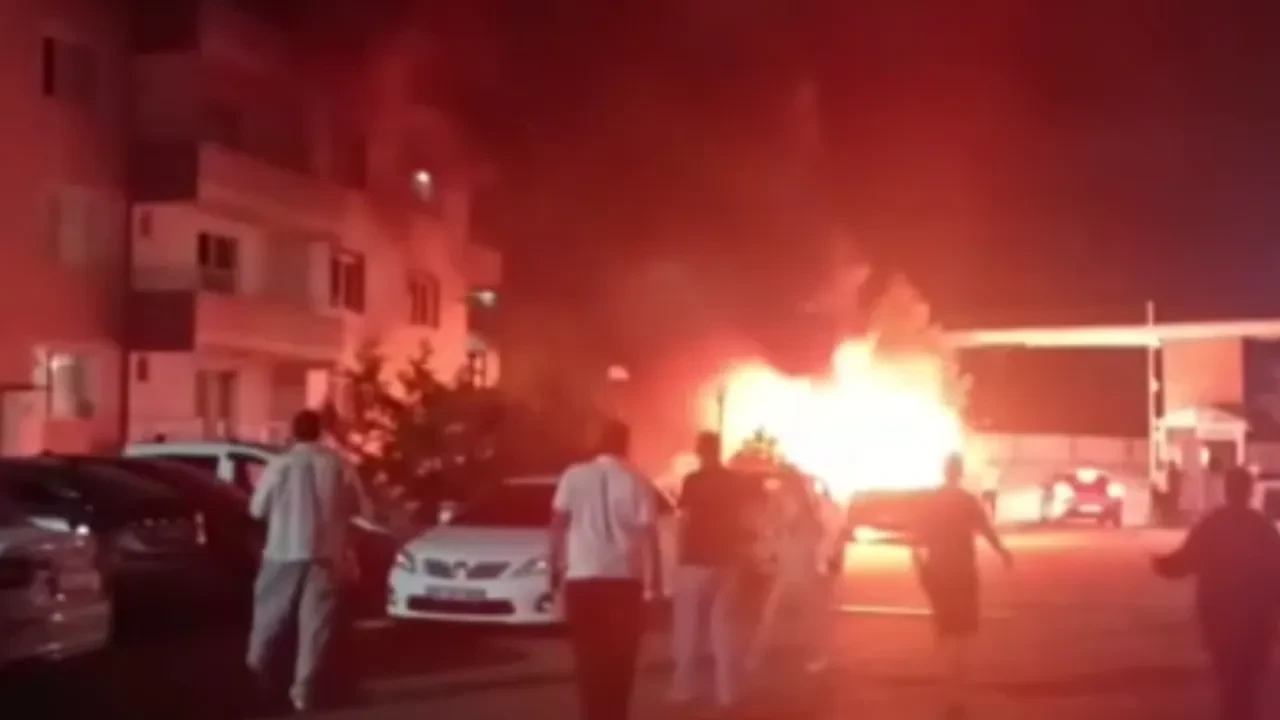 Park halindeki araç alev alev yandı