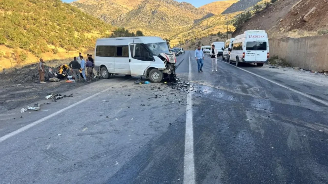 Şırnak’ta yolcu minibüsü ile hafif ticari araç kafa kafaya çarpıştı: 2’si ağır 14 yaralı