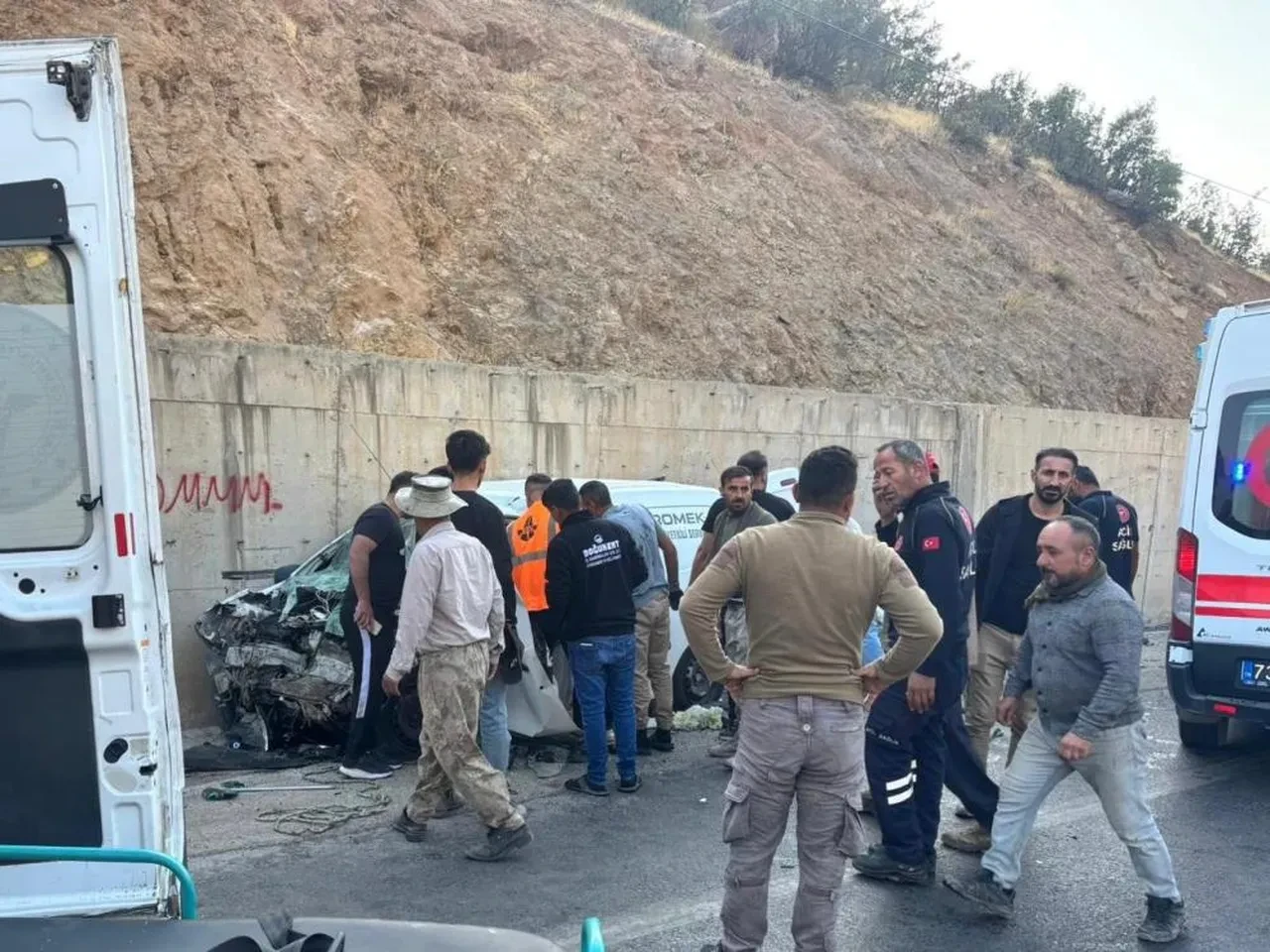 Şırnak’ta yolcu minibüsü ile hafif ticari araç kafa kafaya çarpıştı: 2’si ağır 14 yaralı