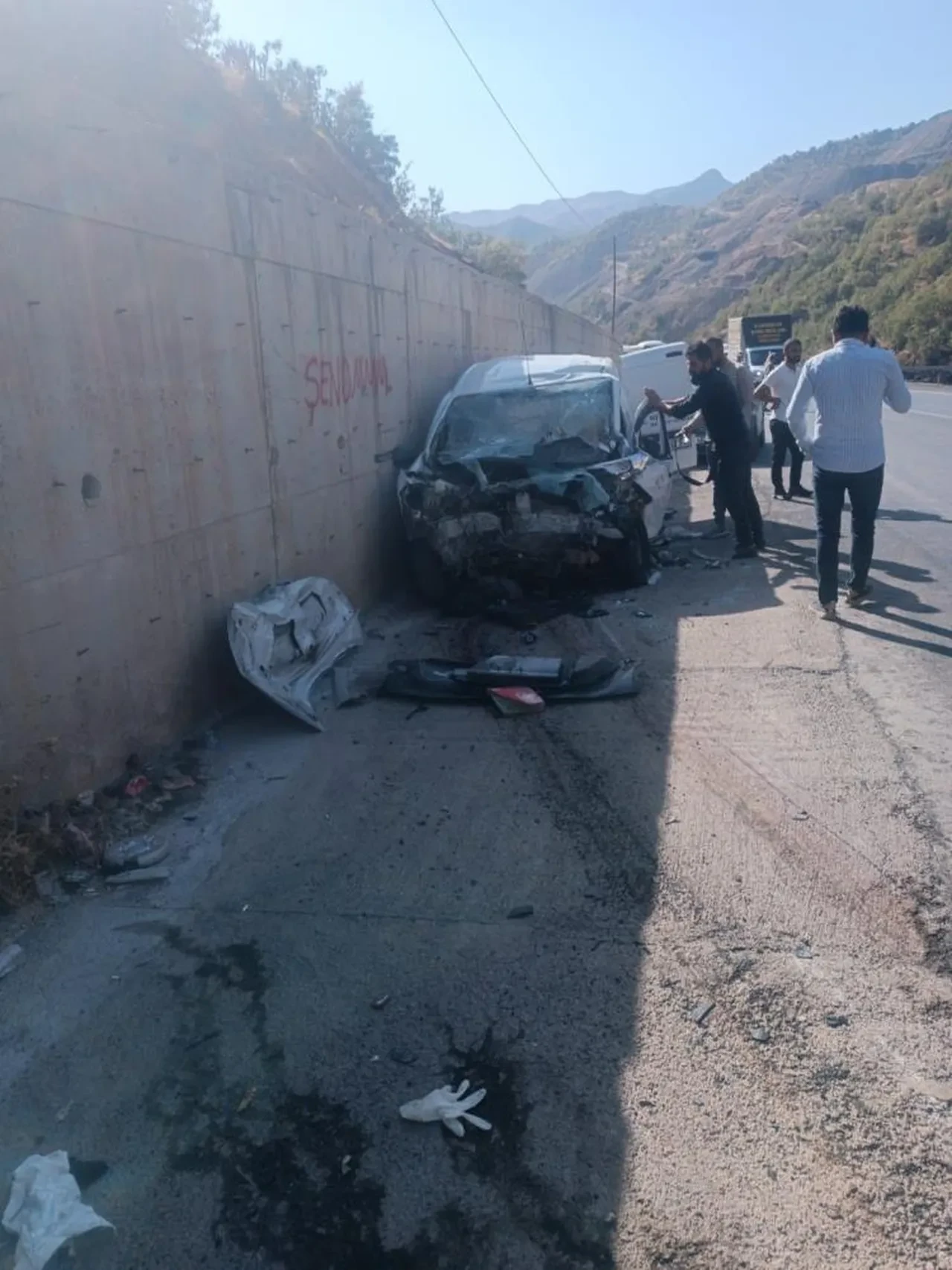 Şırnak’ta yolcu minibüsü ile hafif ticari araç kafa kafaya çarpıştı: 2’si ağır 14 yaralı