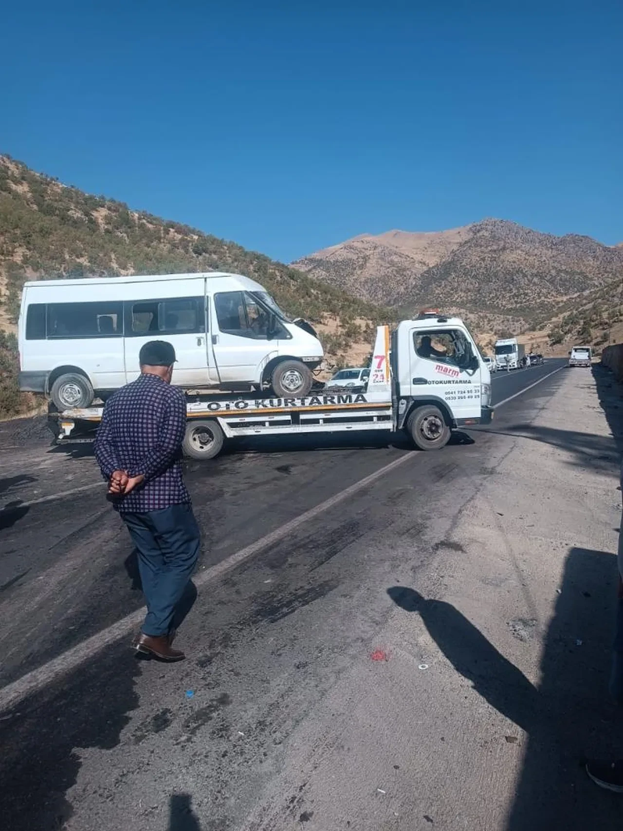 Şırnak’ta yolcu minibüsü ile hafif ticari araç kafa kafaya çarpıştı: 2’si ağır 14 yaralı