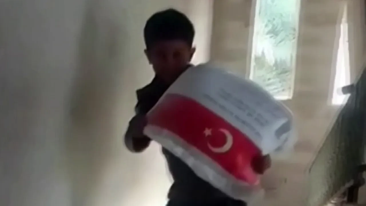 Türkiye'den gelen un çuvalını taşıyan Filistinli çocuğun sevinci!