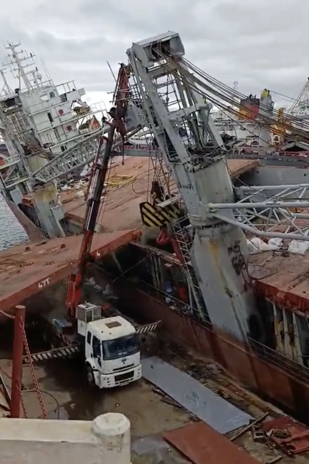 Tuzla'da gemi bir anda yan yattı: İşçiler denize düştü, acı haber geldi