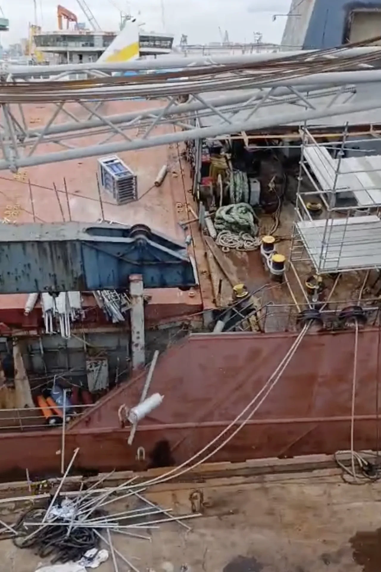 Tuzla'da gemi bir anda yan yattı: İşçiler denize düştü, acı haber geldi