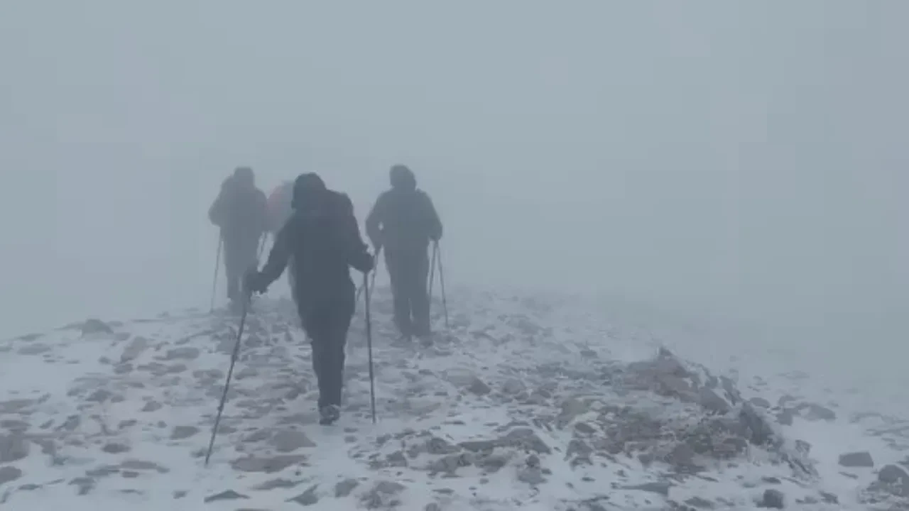 Uludağ'a yağan kar yüzleri güldürdü! Kayağını alan zirveye çıktı