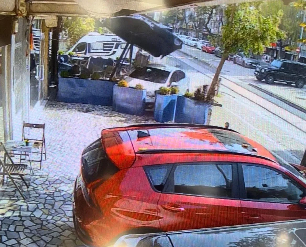 15 milyon TL'lik cipe çarpmak yerine tatlıcı dükkanına girdi