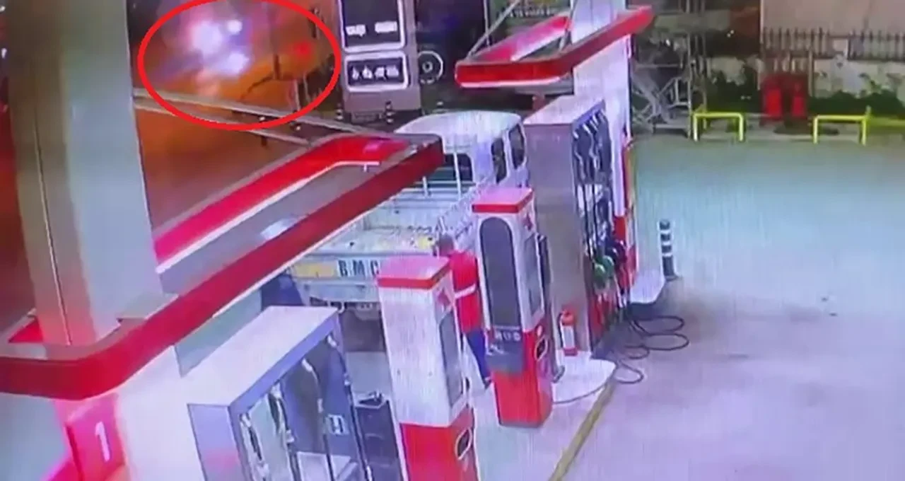 Alev alan motosiklet akaryakıt istasyonuna daldı! Faciadan kıl payı dönüldü