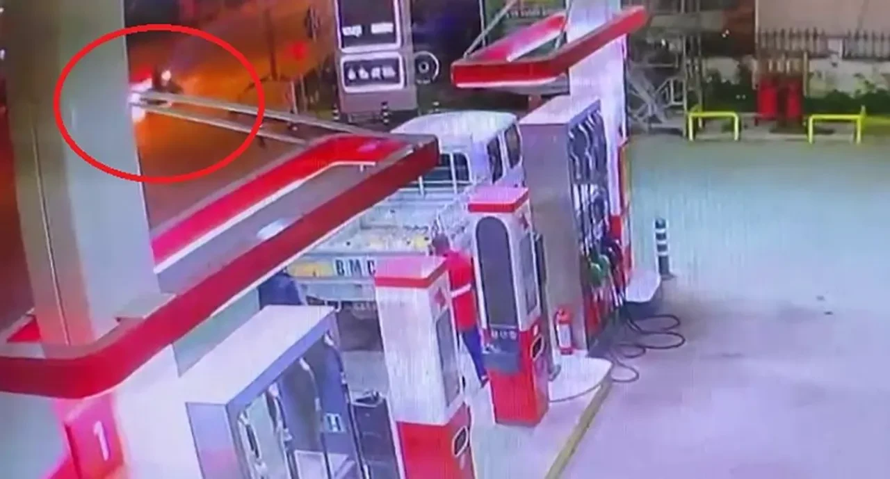 Alev alan motosiklet akaryakıt istasyonuna daldı! Faciadan kıl payı dönüldü