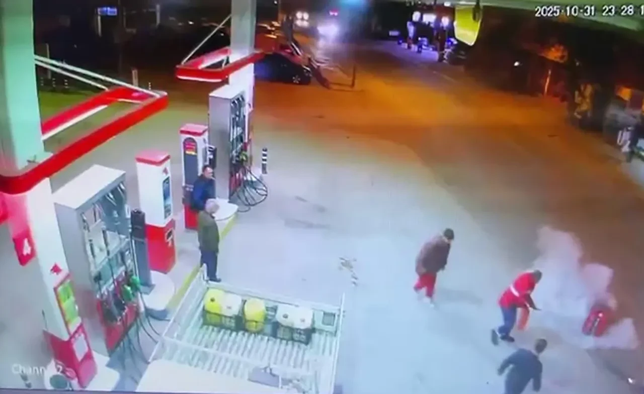 Alev alan motosiklet akaryakıt istasyonuna daldı! Faciadan kıl payı dönüldü