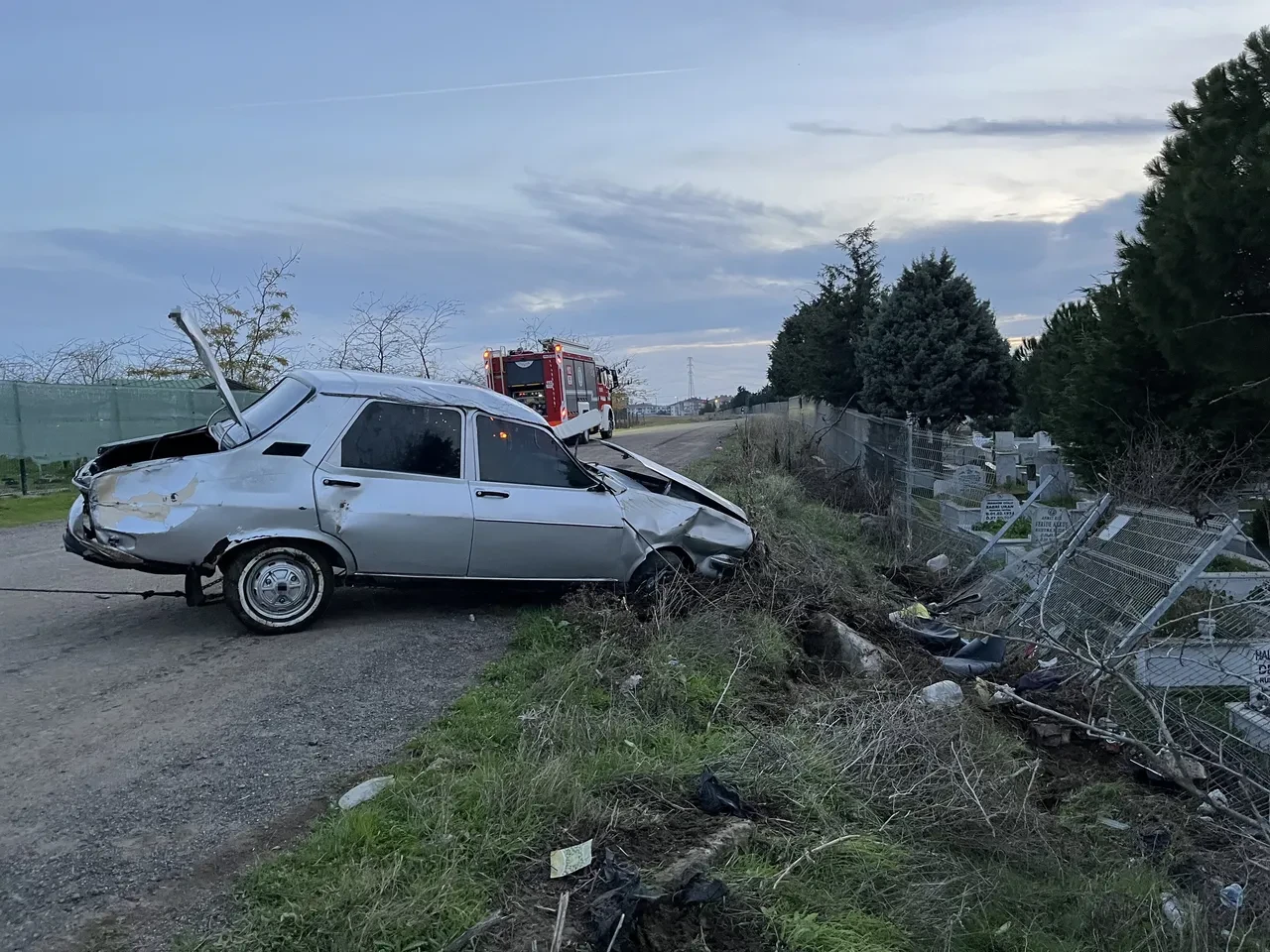 Alkollü sürücüden bir garip kaza hikayesi! Önce arabayla mezarlığa uçtu, sonra kaçtı, sonra geri geldi