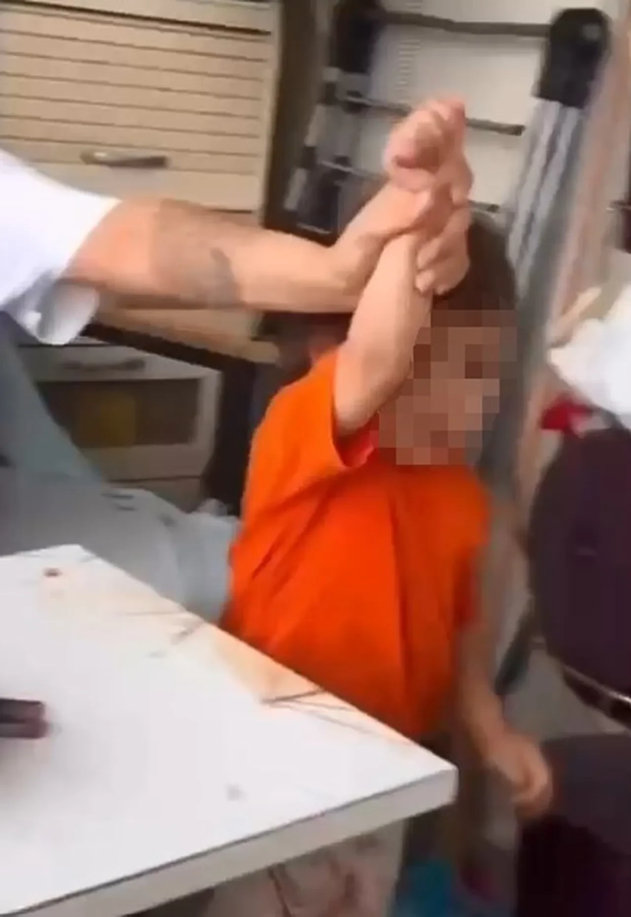 Böyle annelik olur mu? Kurumlar harekete geçti! Çocuğuna yaptıklarına tepkiler çığ gibi: İstemiyorum seni, defol