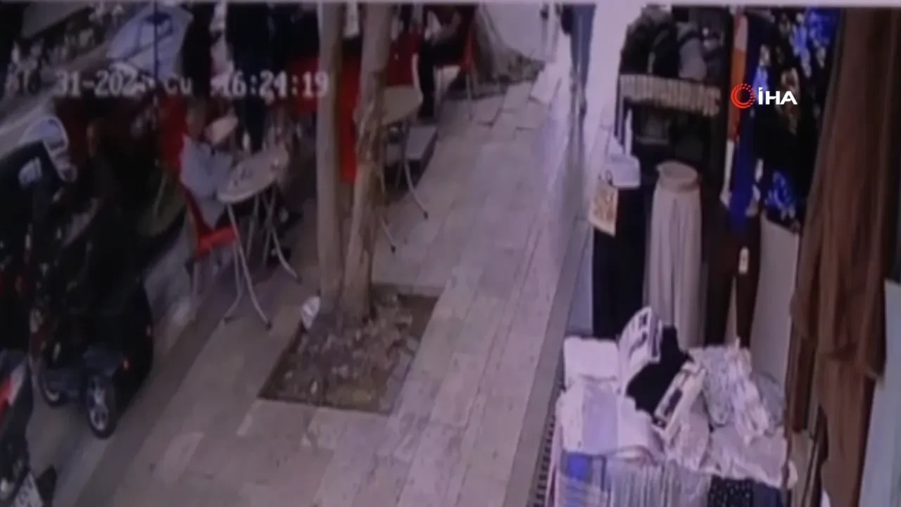 Antalya'da devrilen ağacın altında kalmaktan son anda kurtuldu!