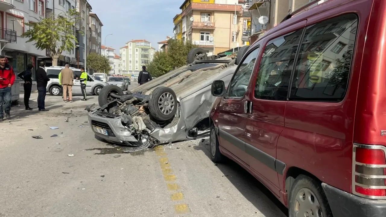 Araçlar birbirine girdi, ortalık savaş alanına döndü! Kaza anları kamerada