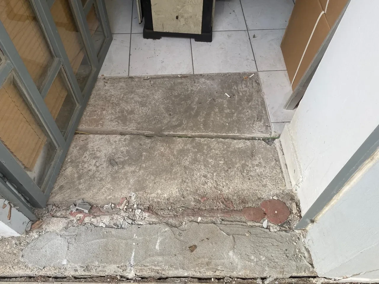 Ataşehir'de binada korkutan patlama! Mahalleli panik halinde