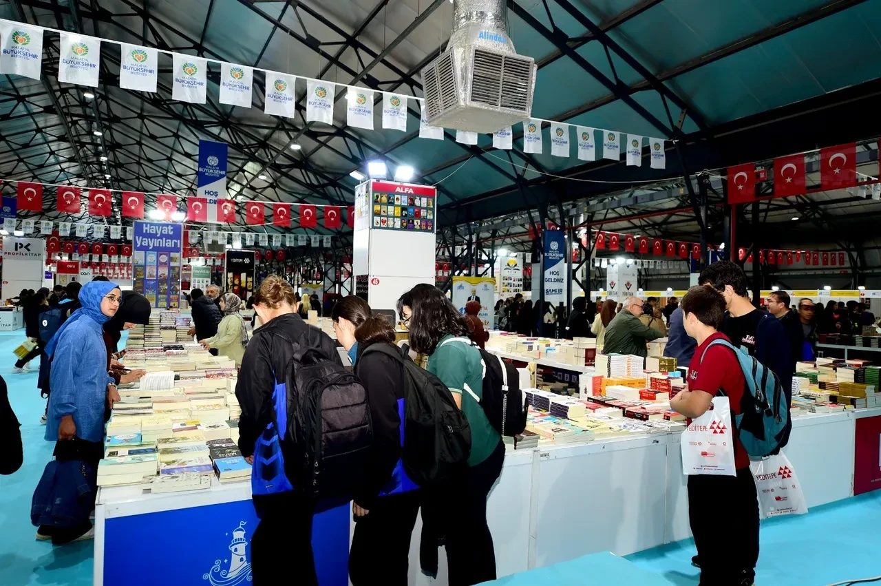 Başkan Er, Malatya Anadolu Kitap ve Kültür Fuarı’nda stantları gezdi