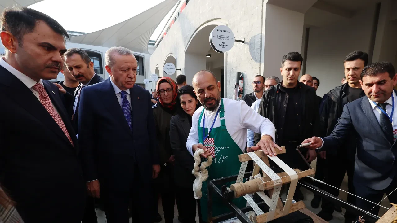 Cumhurbaşkanı Erdoğan Usta Eller Sanatçıları Çarşısı'nı gezdi