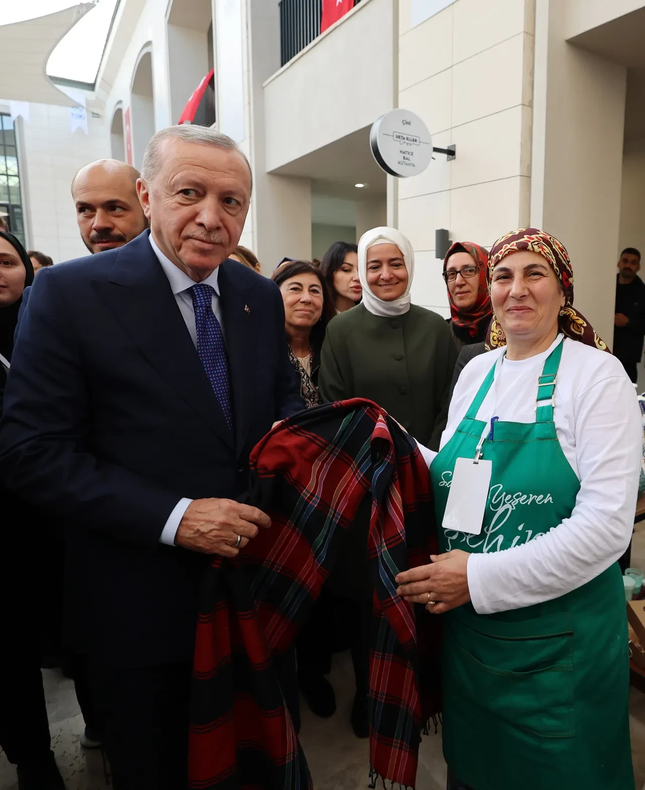 Cumhurbaşkanı Erdoğan Usta Eller Sanatçıları Çarşısı'nı gezdi