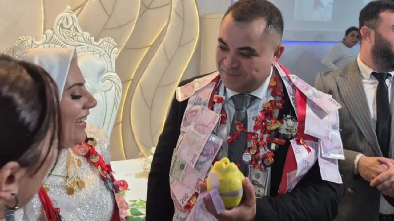 Damat düğünde ayvayı yedi! Arkadaşlarından hediyesi gülümsetti 