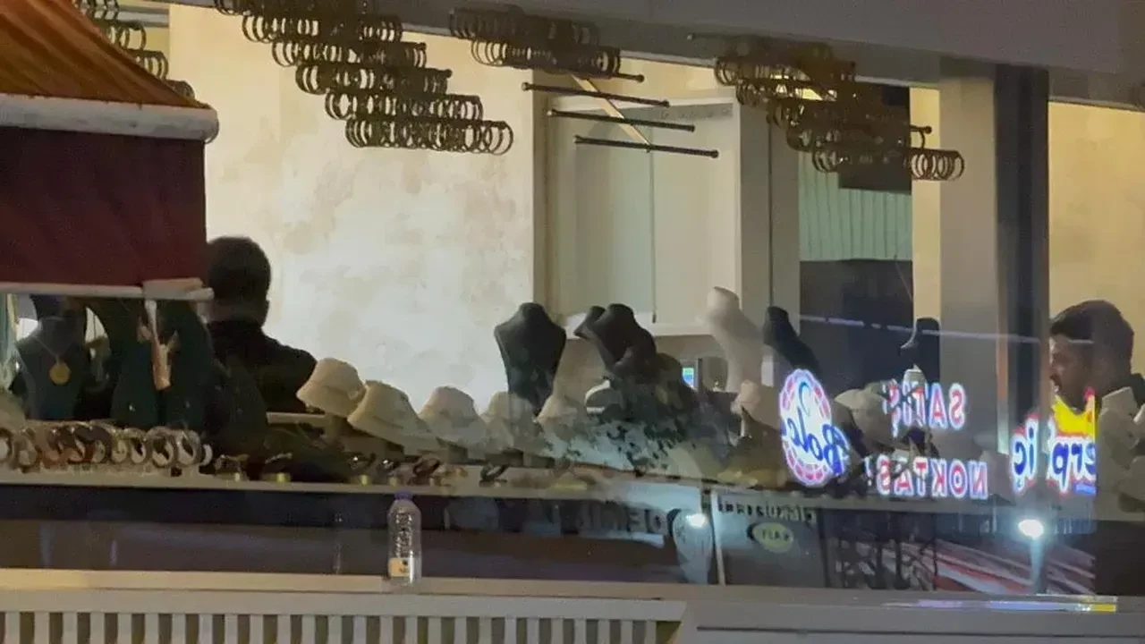 Gebze'de tahliye edilen binada kuyumcu altınları dakikalar içinde topladı