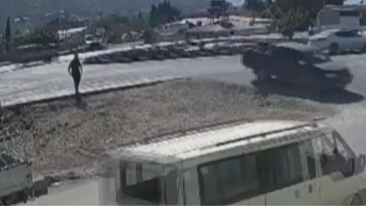 Hatay'da feci kaza kamerada! Metrelerce savruldular: Ölü ve yaralılar var