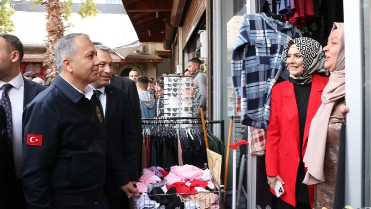 İçişleri Bakanı Yerlikaya'dan Kilis'te esnaf ziyareti: Tek tek sohbet etti