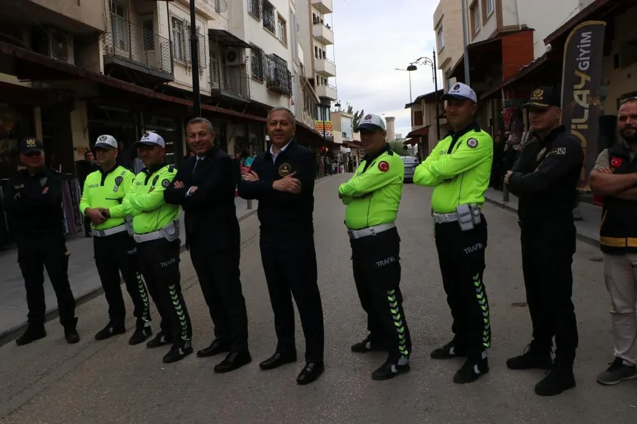 İçişleri Bakanı Yerlikaya'dan Kilis'te esnaf ziyareti: Tek tek sohbet etti