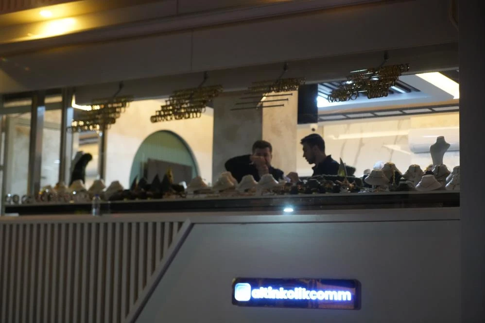 Gebze'de tahliye edilen binada kuyumcu altınları dakikalar içinde topladı