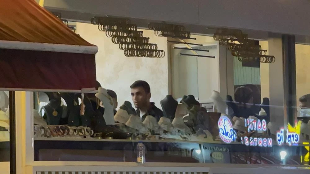 Gebze'de tahliye edilen binada kuyumcu altınları dakikalar içinde topladı
