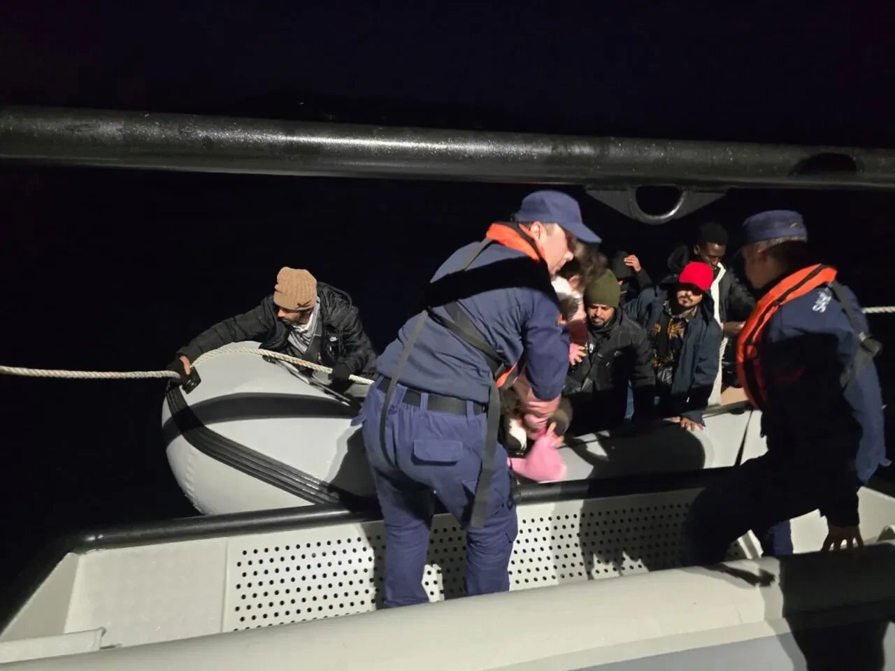 İzmir açıklarında 42 göçmen yakalandı, 24’ü kurtarıldı