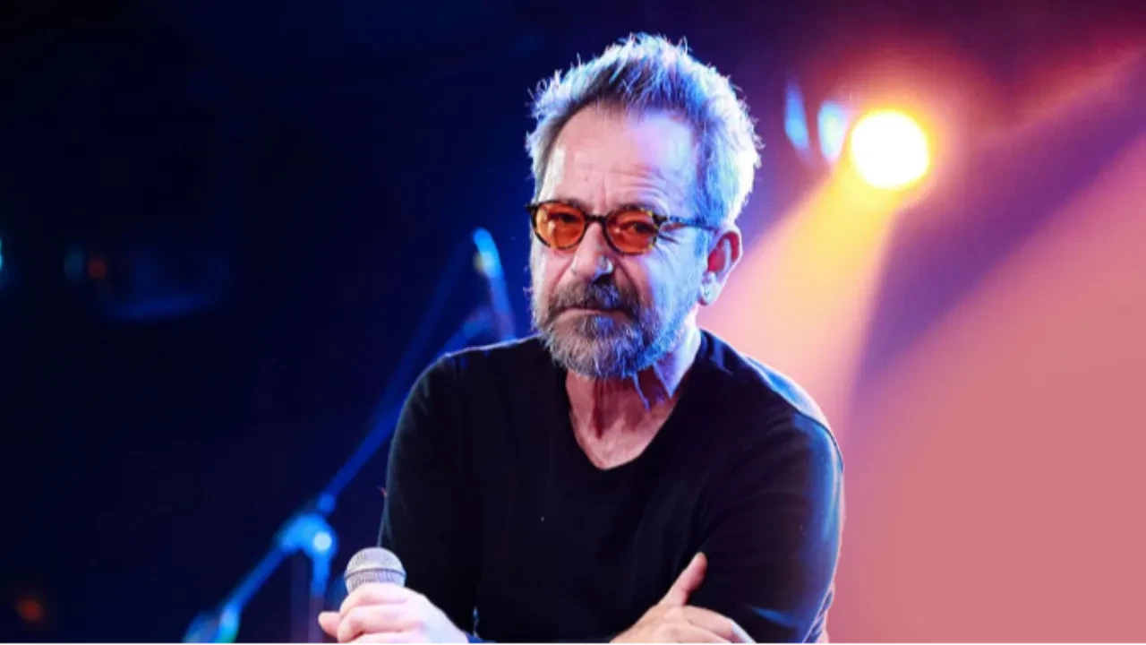 Sokakta “Alev Alev”i söyleyen gençlerle karşılaşan Feridün Düzağaç'ın tepkisi tebessüm ettirdi