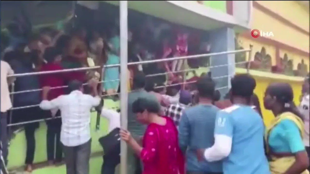 Tapınakta izdiham! 12 kişi feci şekilde can verdi