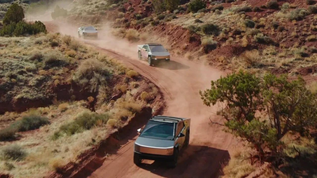 Tesla, yanlış yapıştırıcı hatası nedeniyle binlerce aracı geri çağırıyor