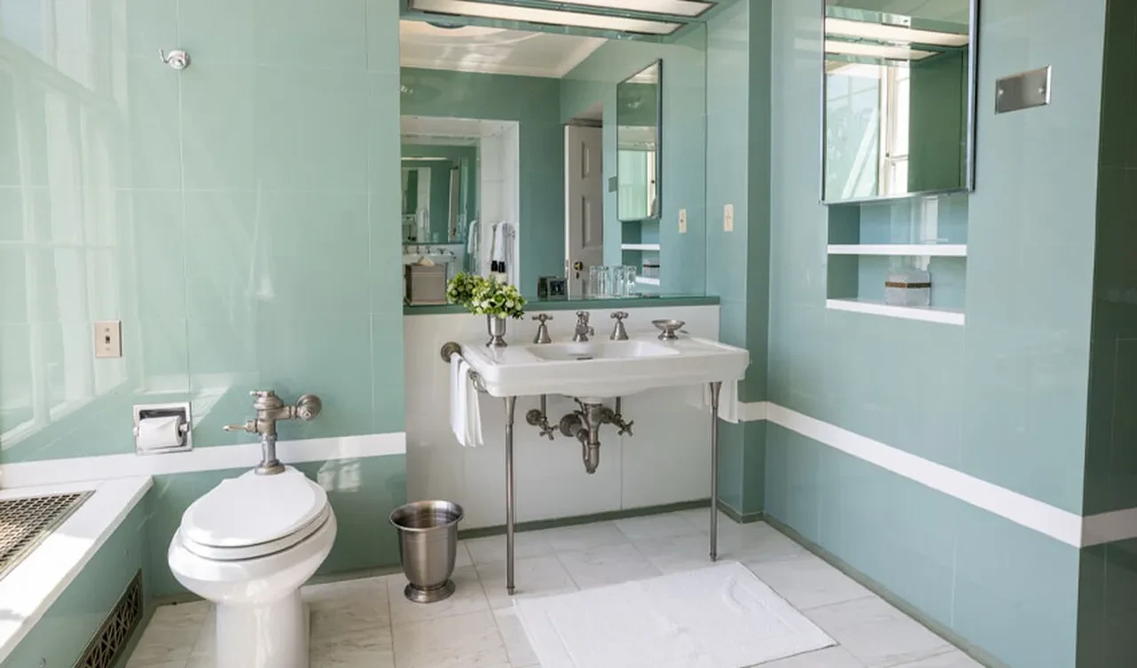 Trump'tan Beyaz Saray'a altın dokunuş! Banyoyu baştan sona yeniletti