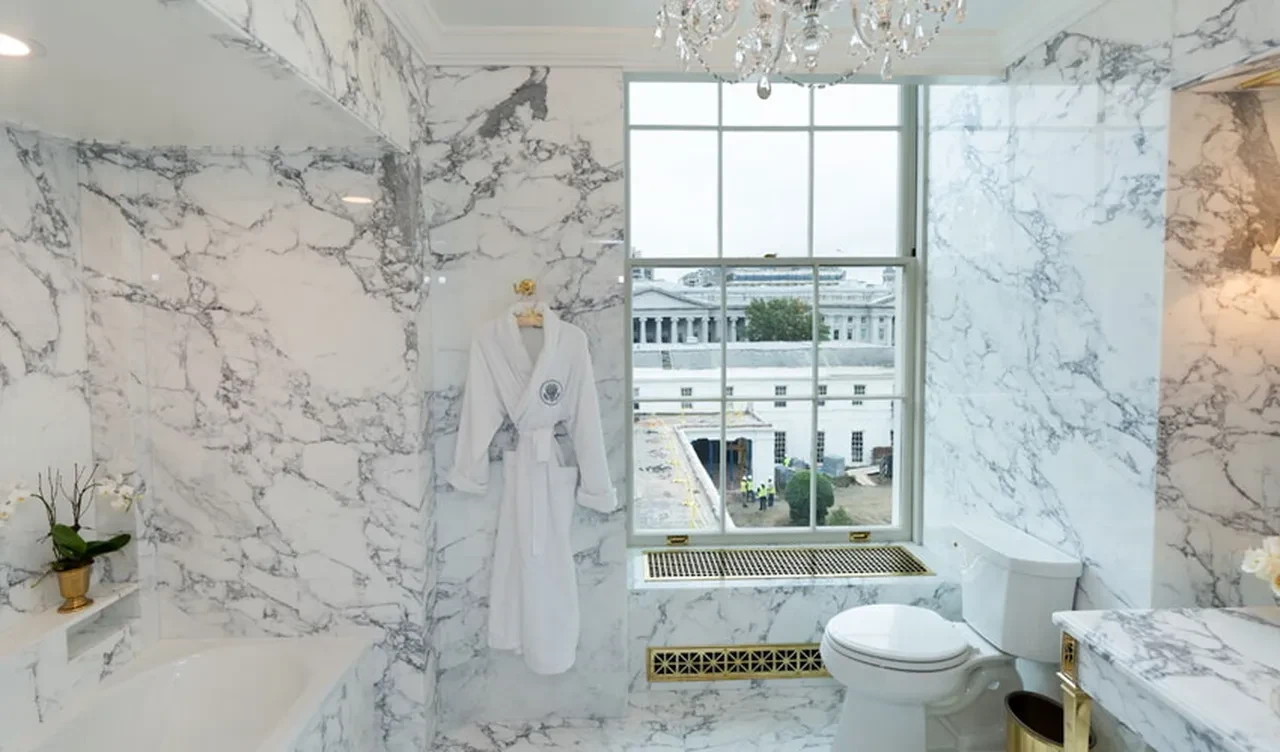 Trump'tan Beyaz Saray'a altın dokunuş! Banyoyu baştan sona yeniletti