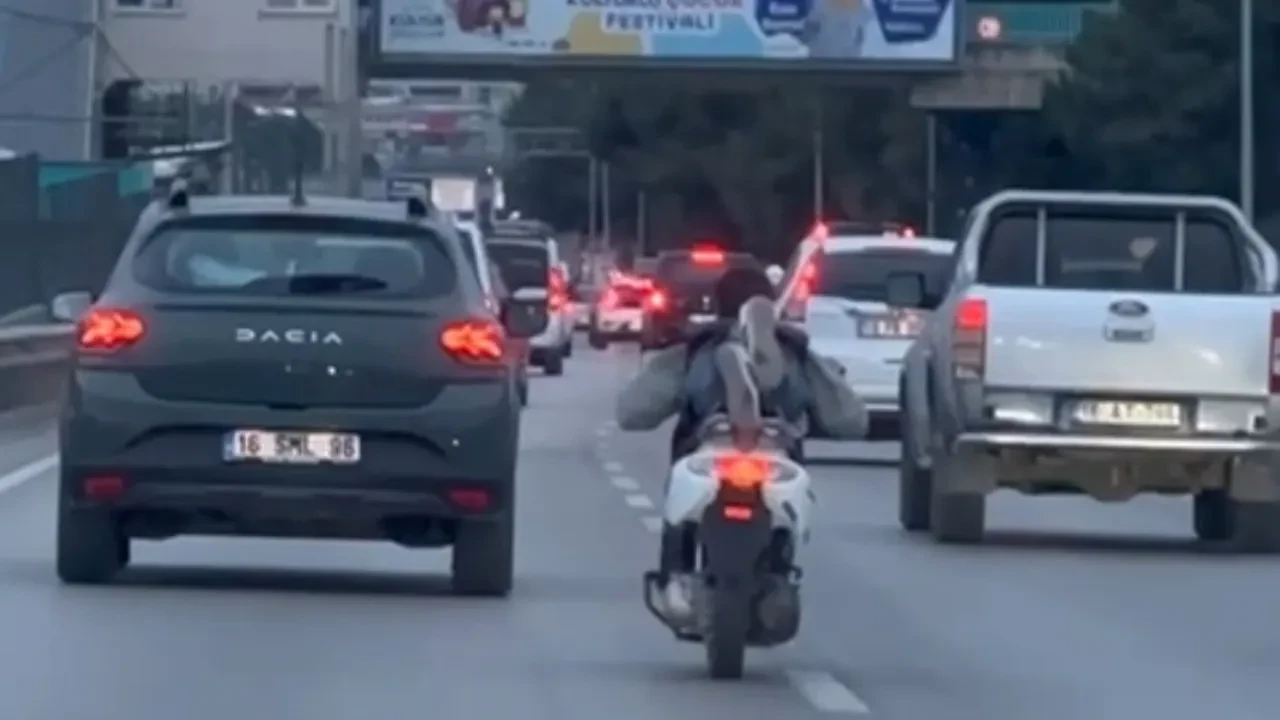 Yatarak motosikletle hız yaptı! Yürekleri ağıza getiren anlar kamerada