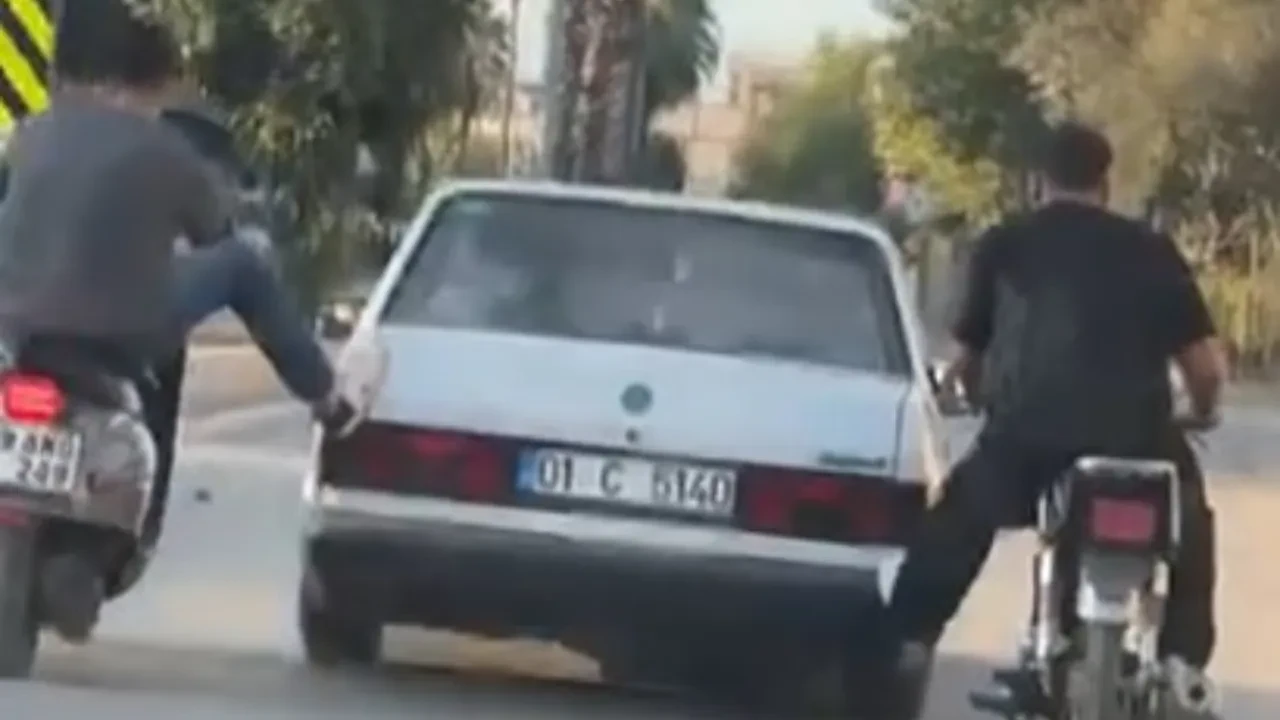 Yolda kalan otomobili ayaklarıyla ittiler! Motosikletlilerin ilginç yardımı kamerada